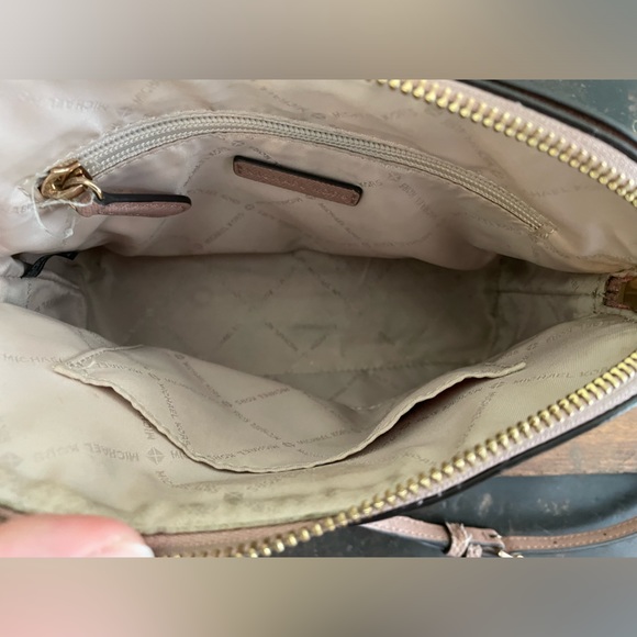 Authentic Michael Kors Cindy LG Dome leather crossbody bag purse ~ - Picture 7 of 16